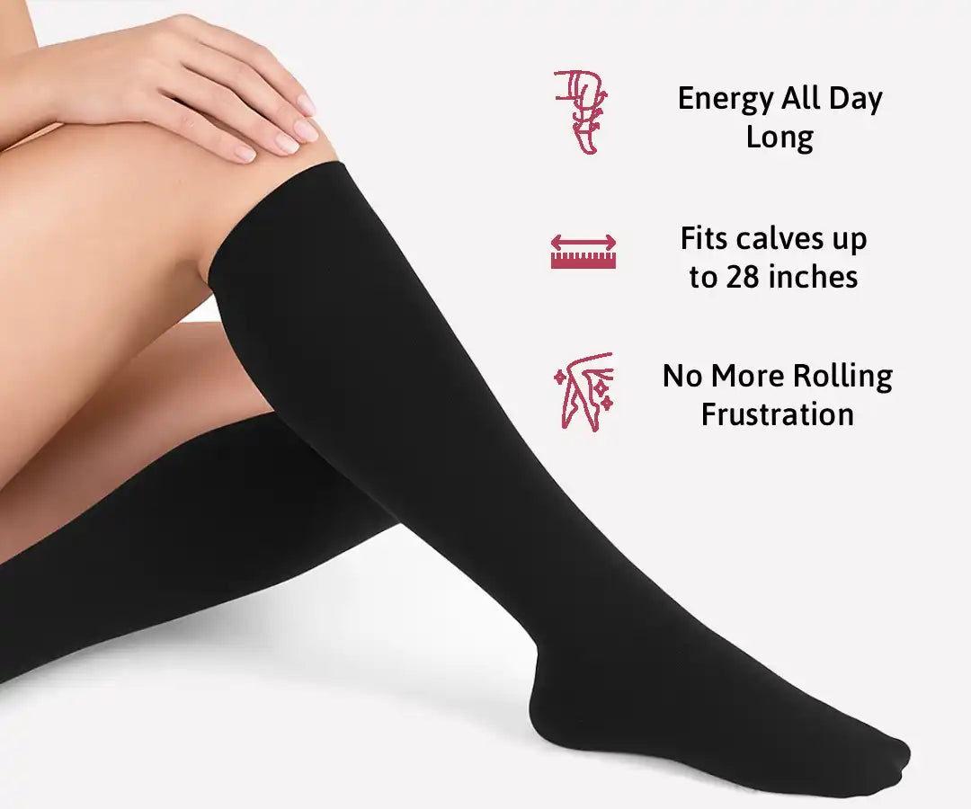 Chaussettes de compression noires hautes jusqu'au genou sur les jambes d'une personne.