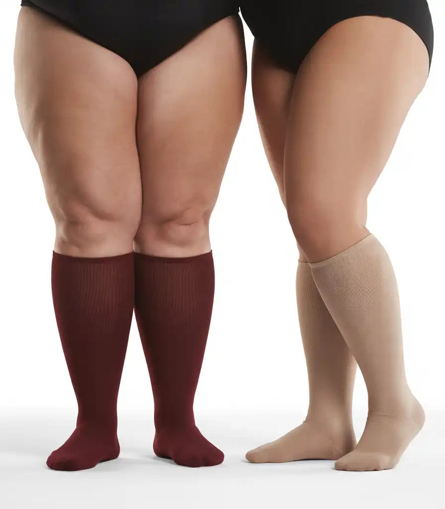 Deux paires de chaussettes de compression jusqu'au genou en bordeaux et beige.
