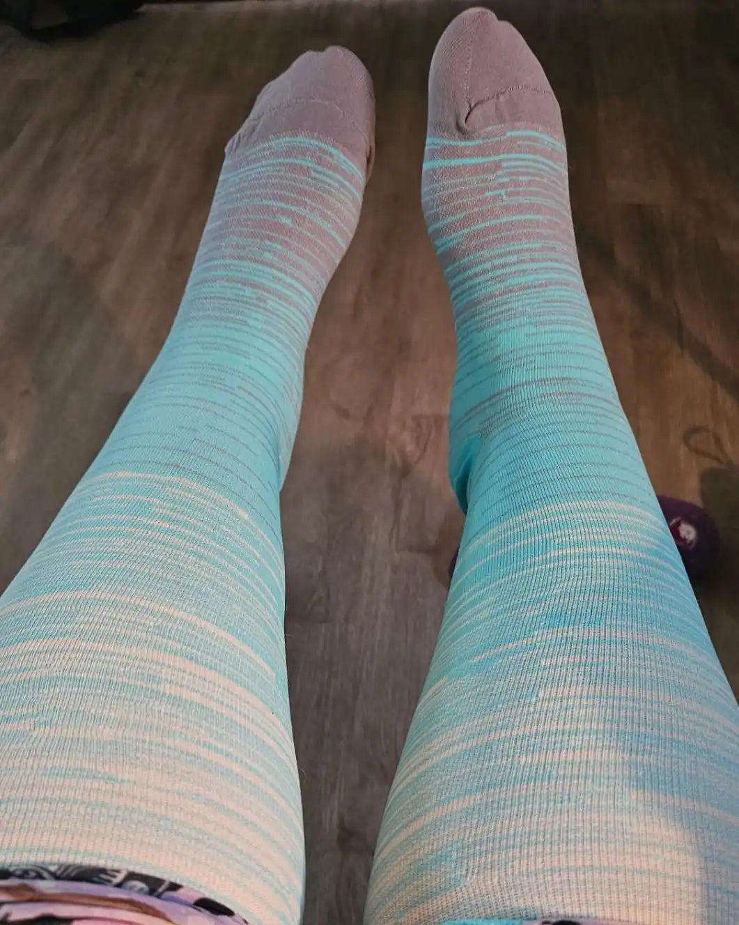 Une paire de chaussettes de compression à rayures bleues et blanches.