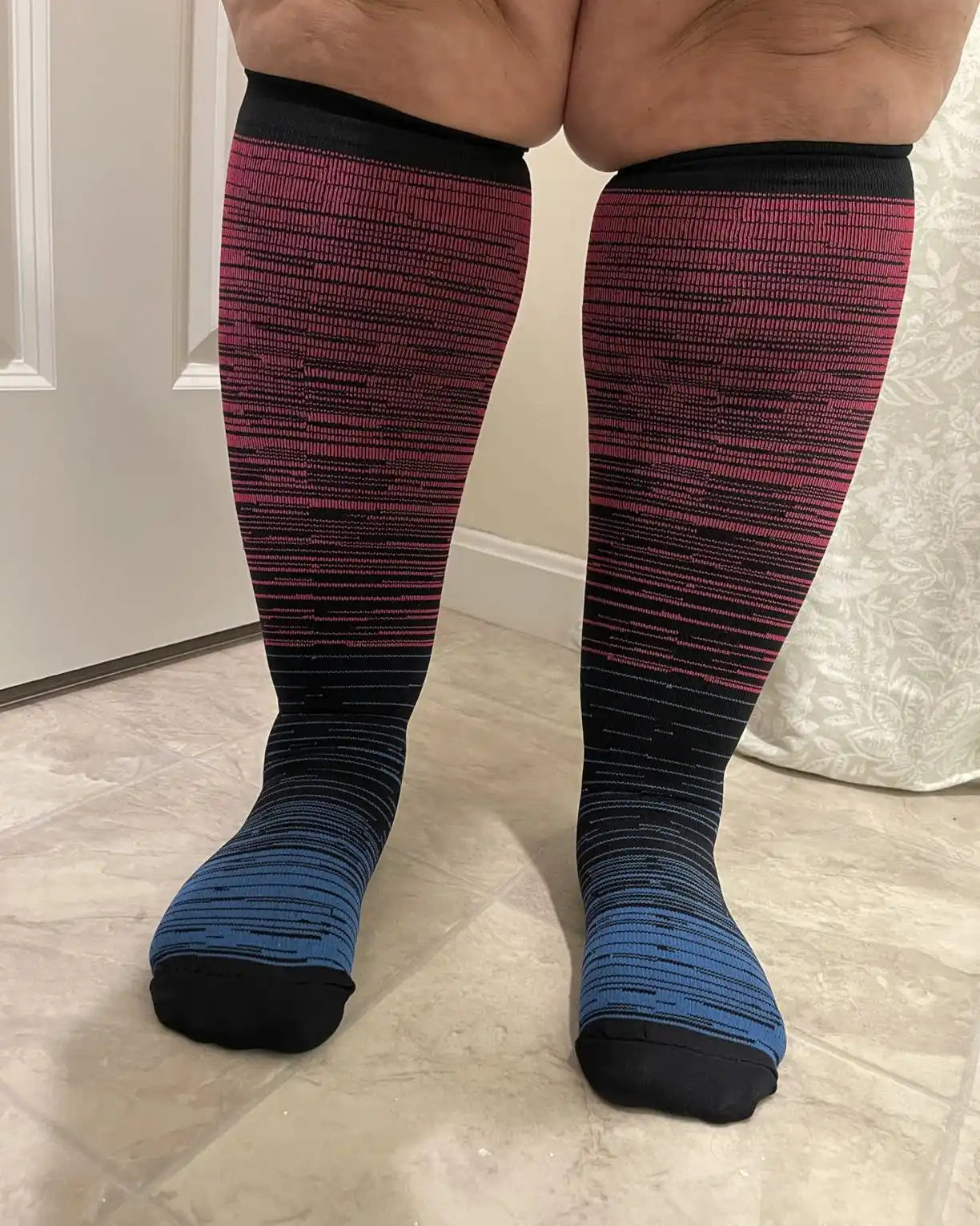 Paire de chaussettes de compression colorées.