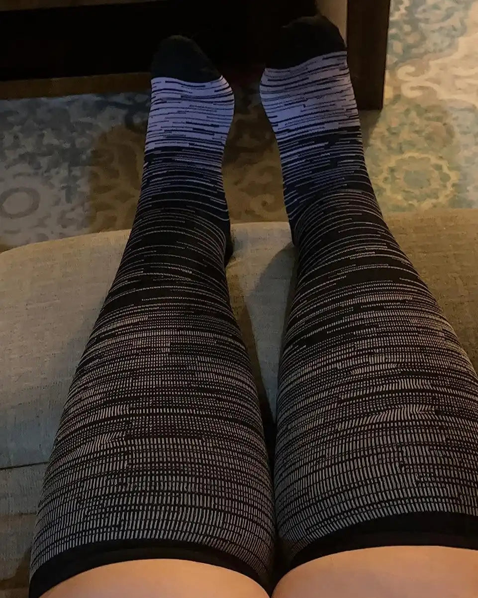 Paire de chaussettes hautes rayées noir et gris.