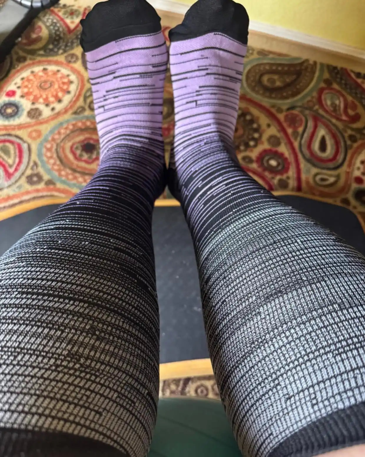Chaussettes decompression à rayures violettes et noires.